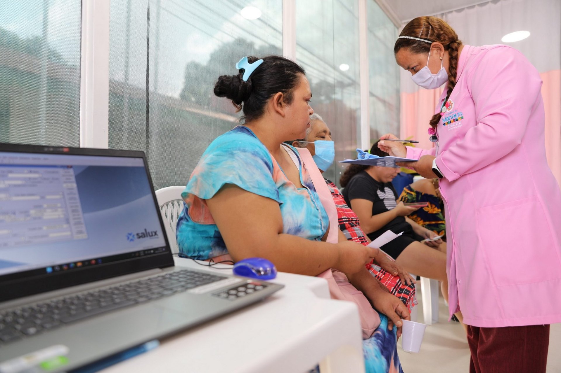 Equipe de saúde acolhendo pacientes